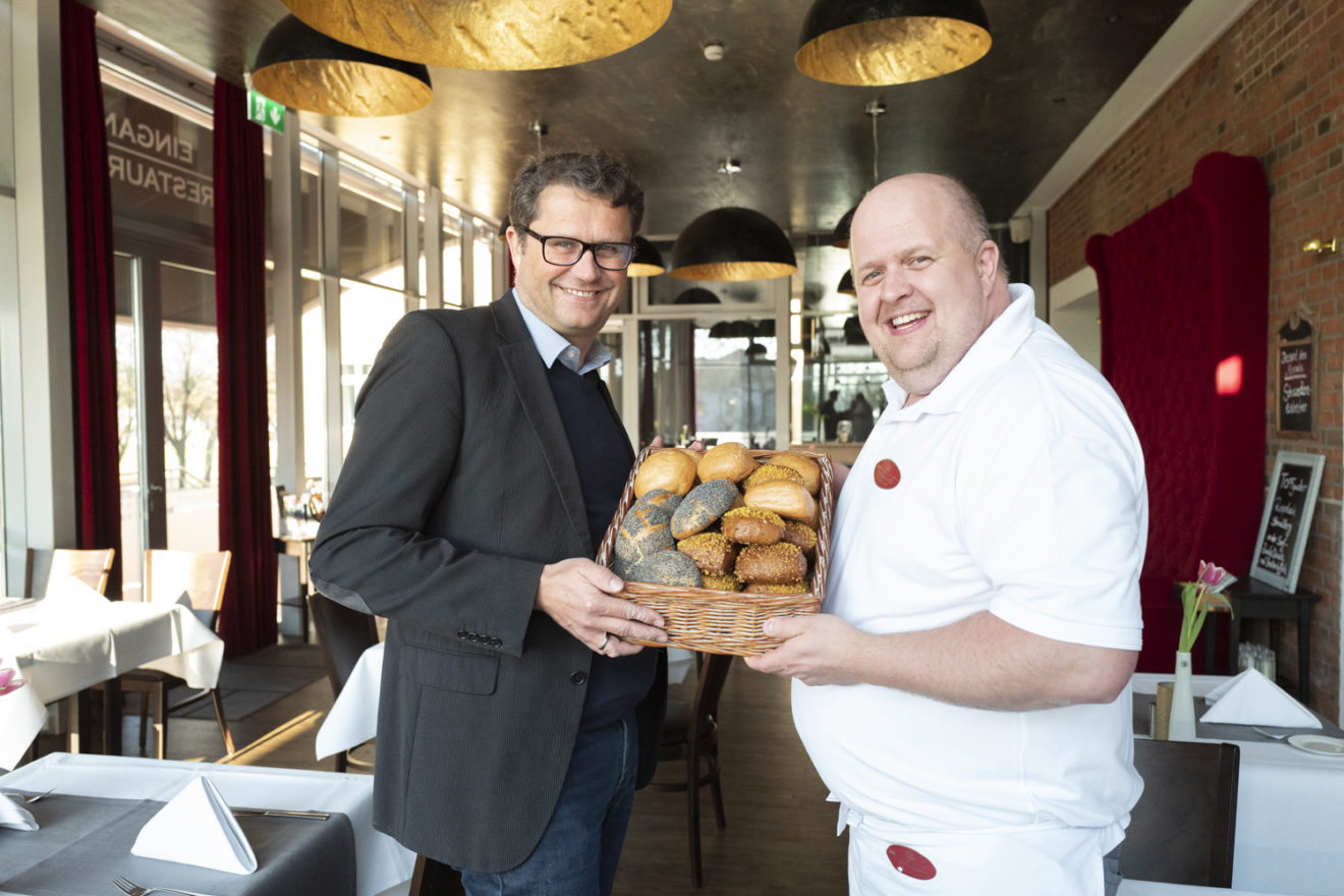 Olav Paarmann mit Jens Kubin - dem Bäcker seines Vertrauens um die Ecke