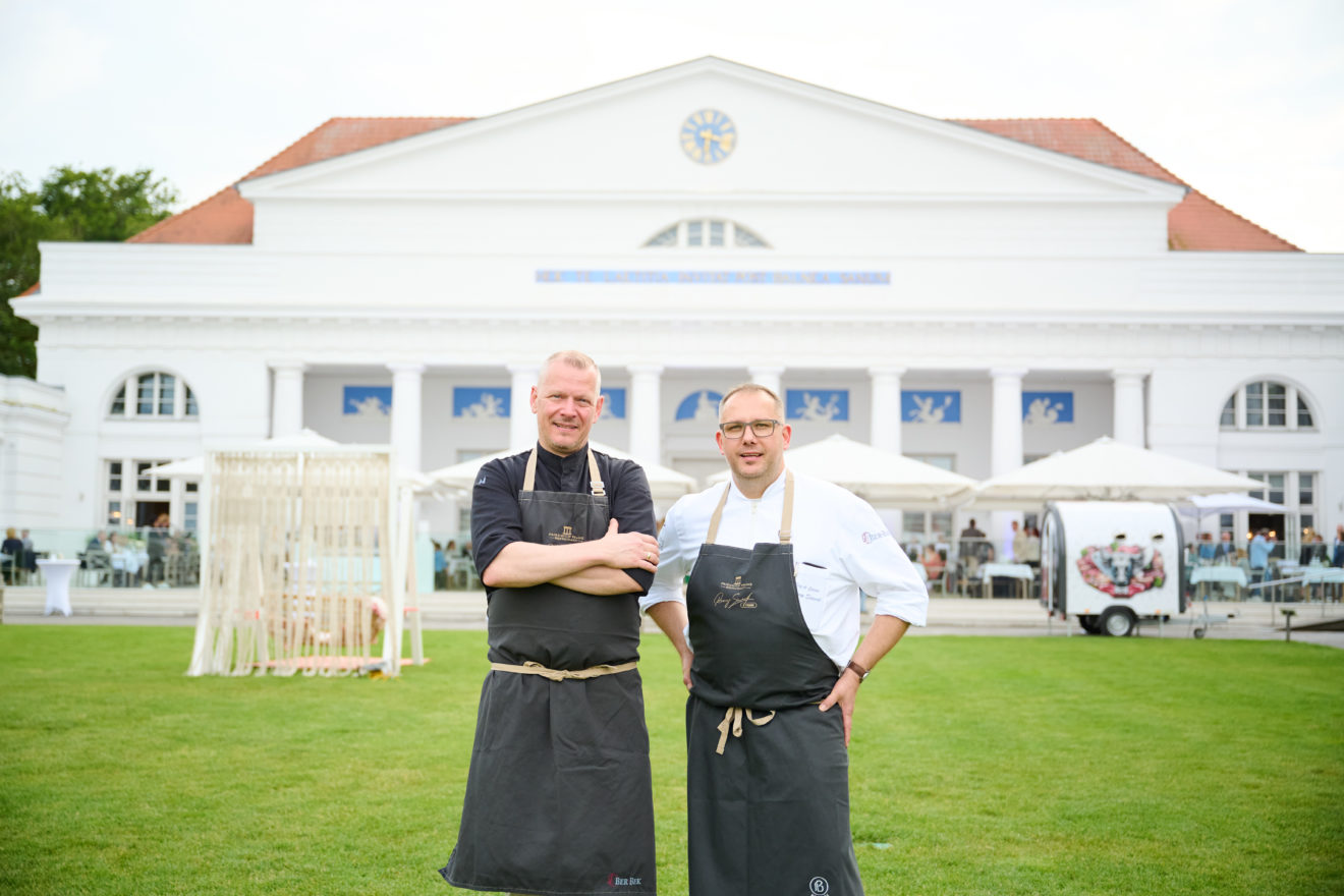 Küchenchef Steffen Duckhorn und Sternekoch Ronny Siewert vor dem Grand Hotel Heiligendamm